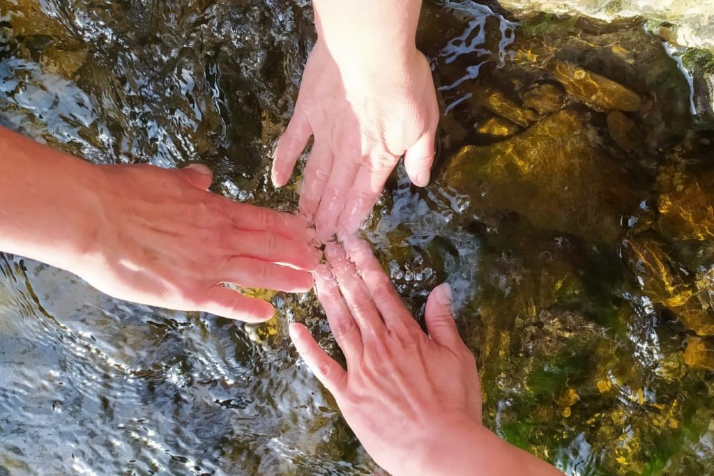 ruky ponorené vo vode